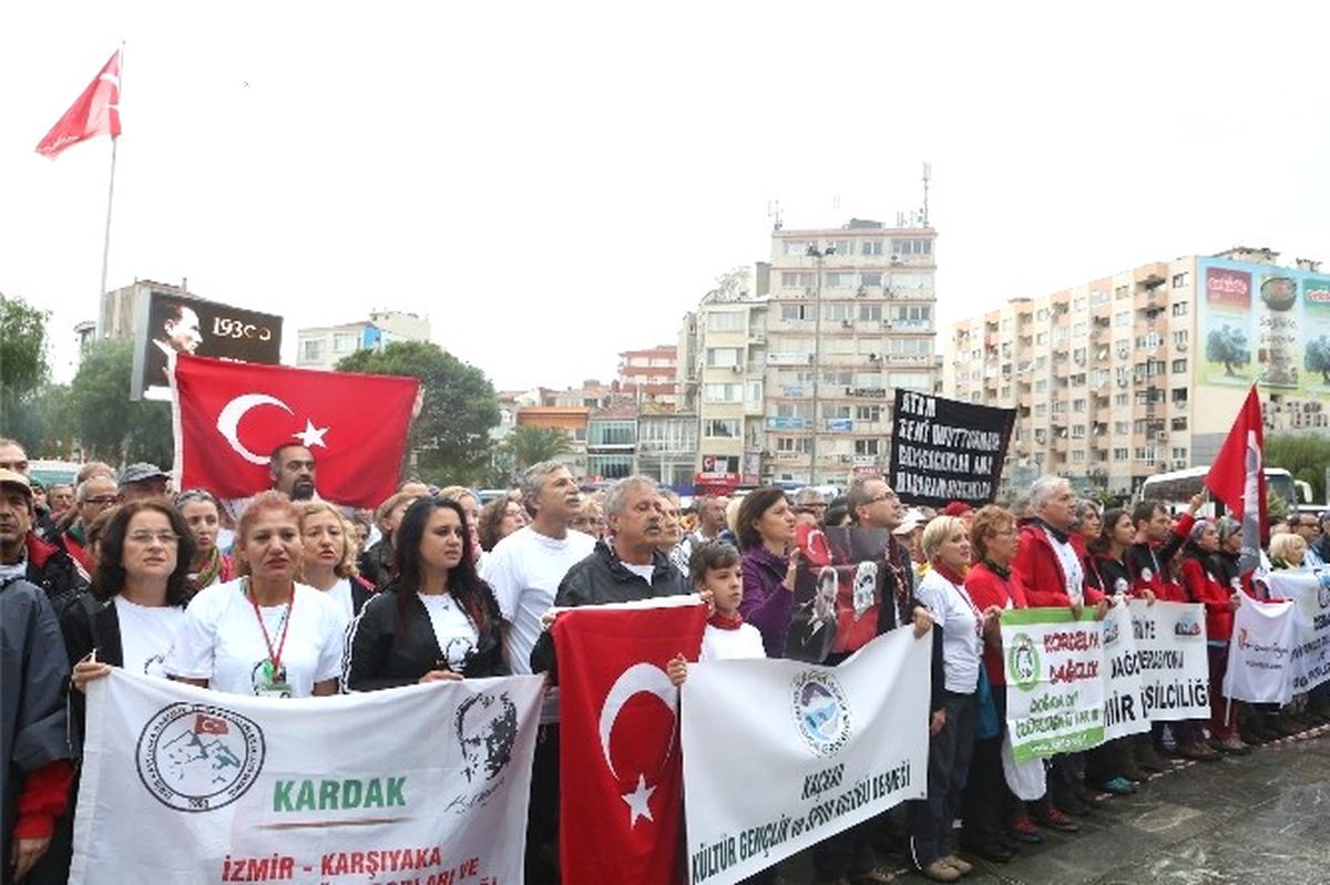 Ata\'ya Saygı İçin Yürüdüler