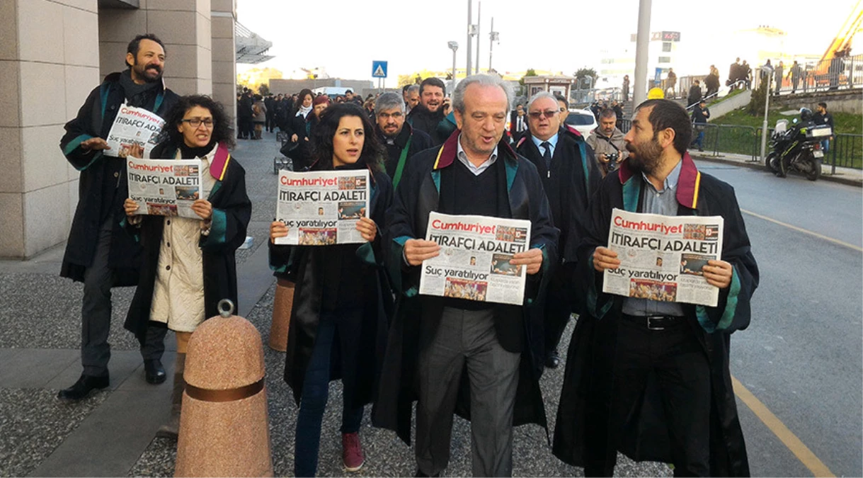 Avukatlar Cübbeleri ile Cumhuriyet Gazetesine Yürüdü
