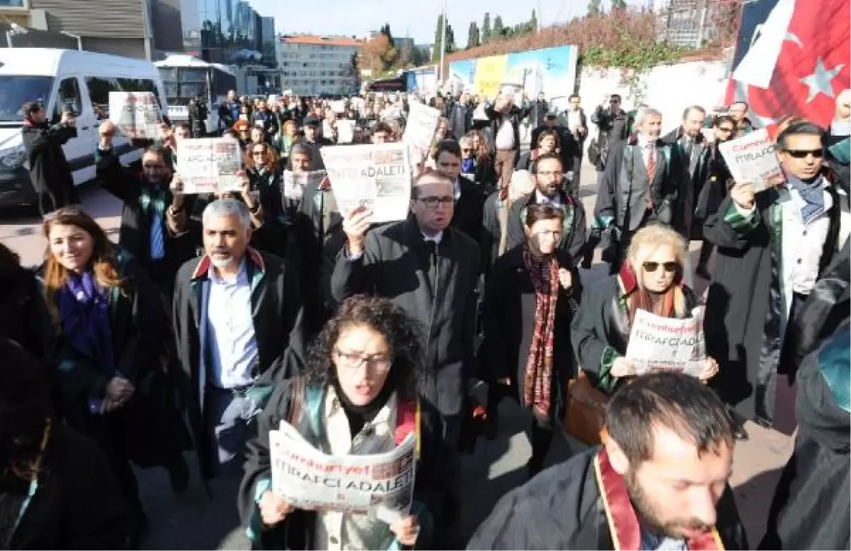 Avukatlar Cübbeleri ile Cumhuriyet Gazetesine Yürüdü (2)