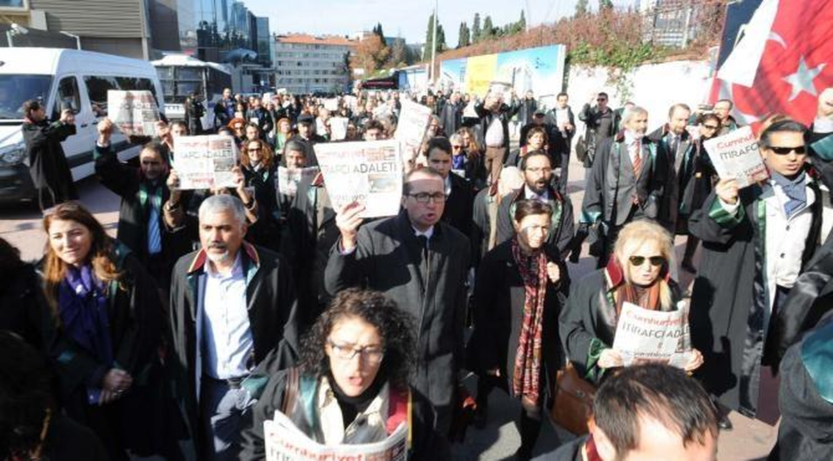 Avukatlar Cübbeleri ile Cumhuriyet Gazetesine Yürüdü (2)