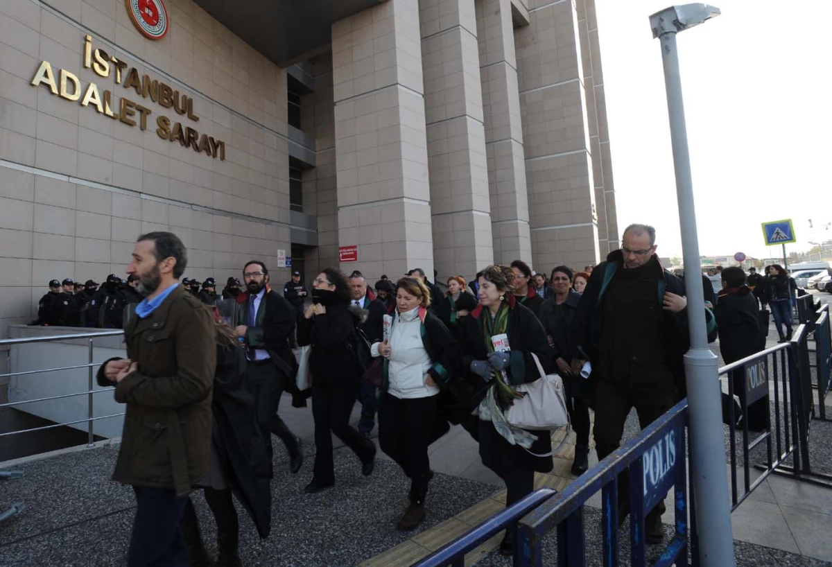 Avukatlar Cumhuriyet Gazetesi\'nin 10 Yöneticisinin Tutuklanmasına İtiraz Etti