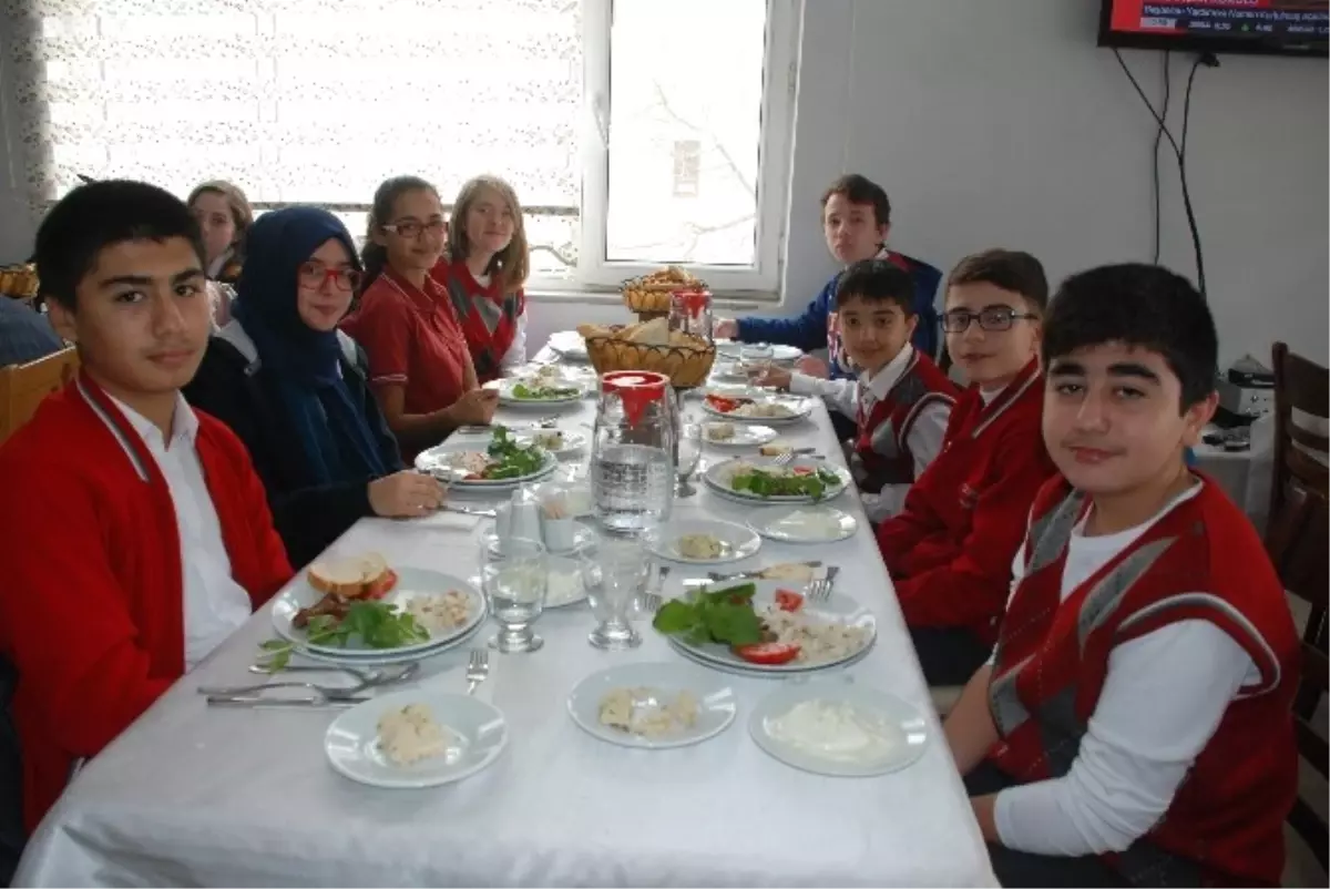 Başarılı Öğrencilere Yemek Ziyafeti