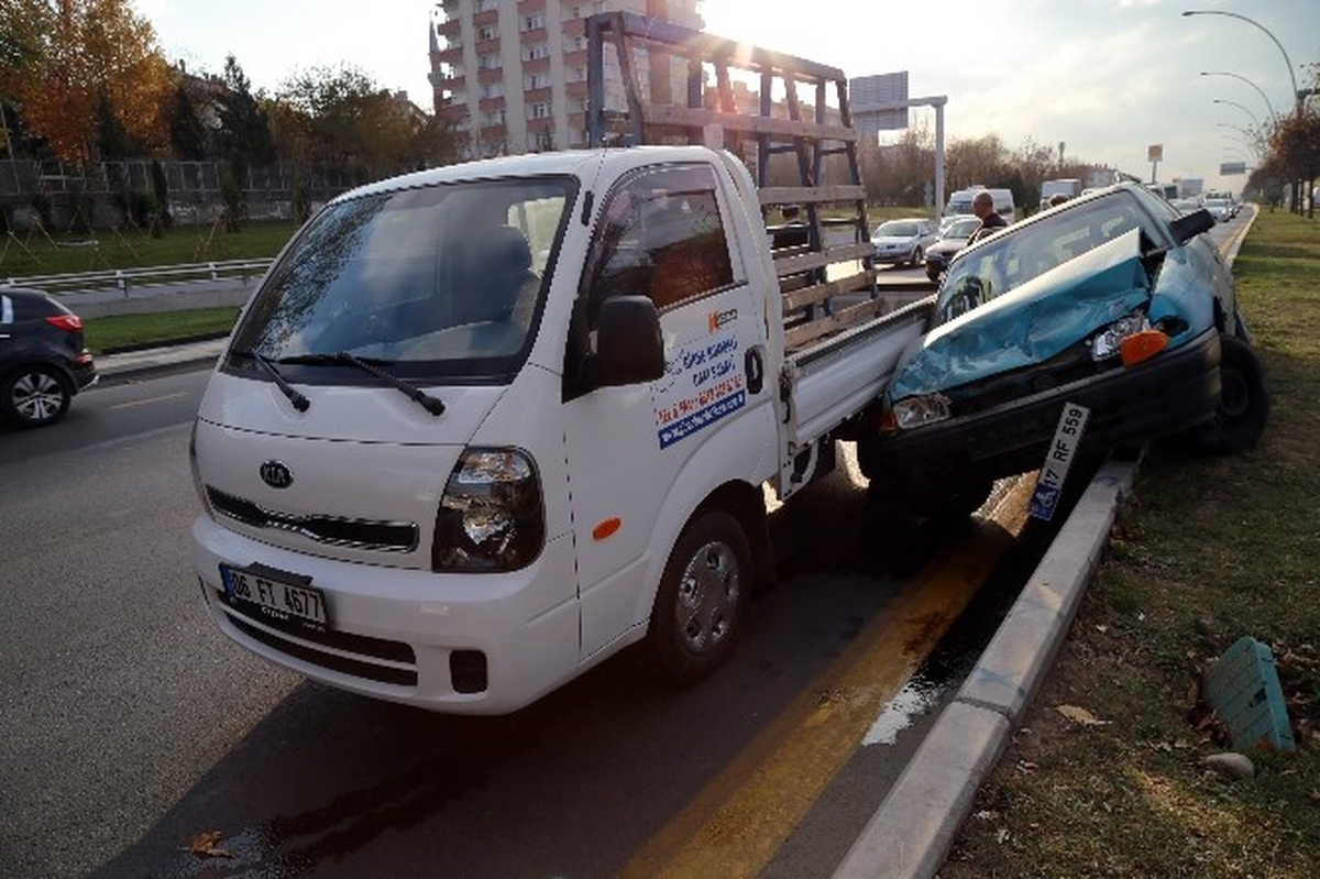 Başkent\'te Trafik Kazası: 2 Yaralı