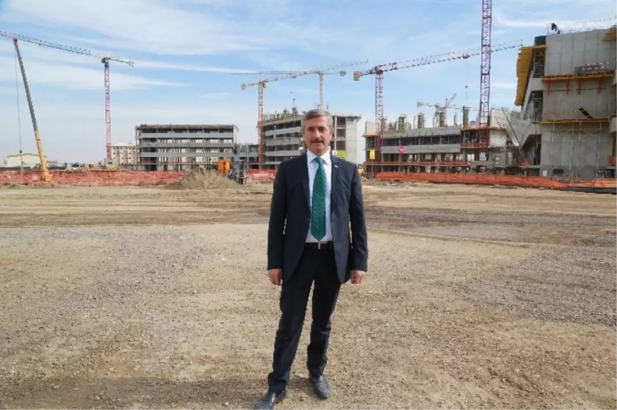 Belediye Başkanı Mehmet Tahmazoğlu, Şehir Hastanesi İnşaatında İnceleme Yaptı