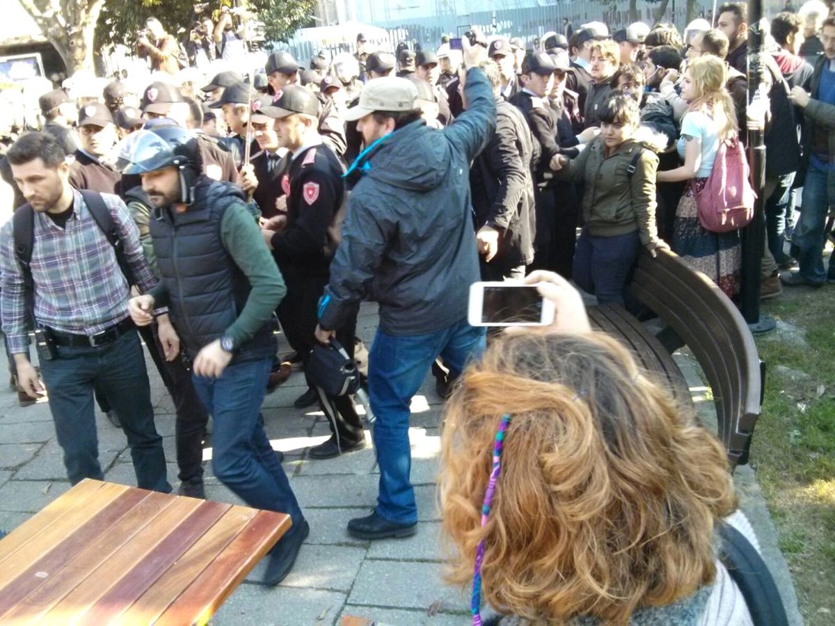 Boğaziçi Üniversitesi\'nde Rektör Protestosuna Polis Müdahalesi