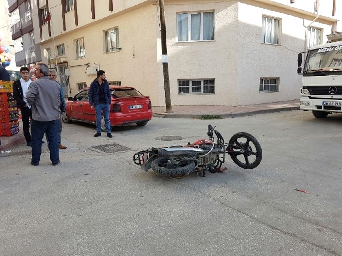 Bozüyük\'te Otomobil ve Motosiklet Çarpıştı, 1 Yaralı