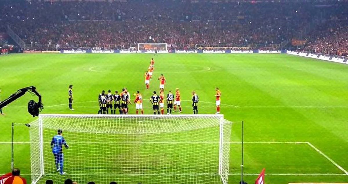 Burak Yılmaz'dan Selçuk İnan'a: Kadıköy'de Frikikten Atacaksın