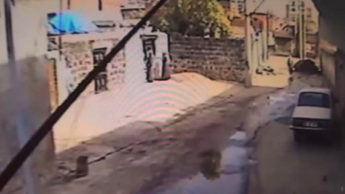 Ev Sahibi İçerideyken Yapılan Soygun Kameraya Yansıdı