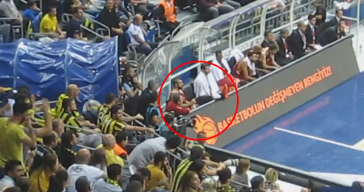 Göksenin Köksal Çoraplarını Sıyırıp Küfredince Taraftarları Çıldırttı