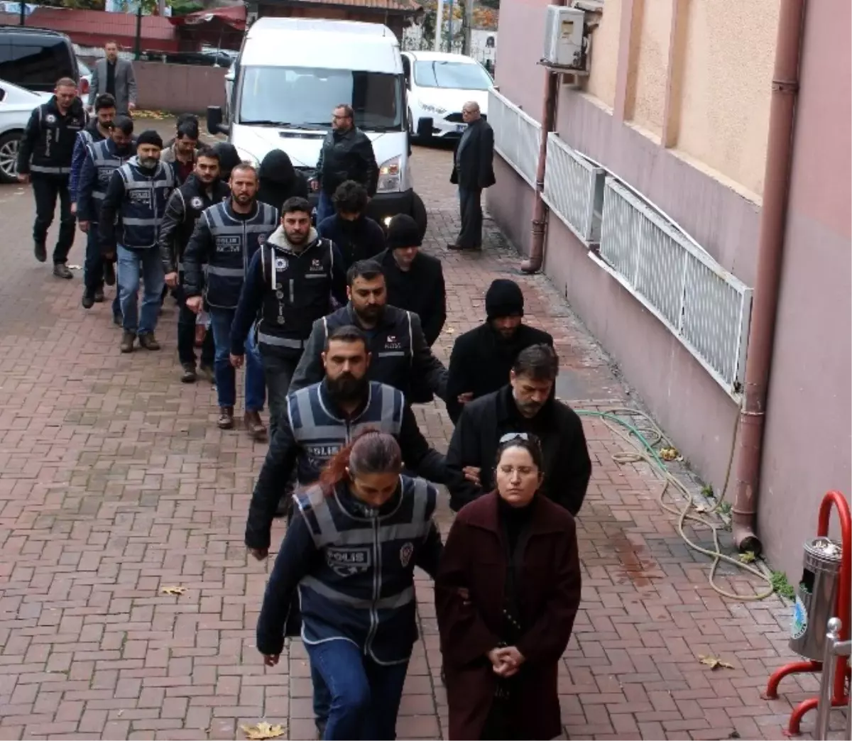 Gözaltındaki Akademisyenler Adliyeye Çıkartıldı