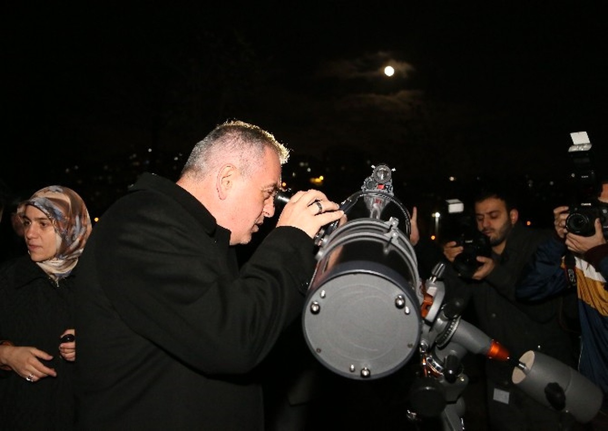 İstanbullular Süper Ay\'ı Teleskoplarla İzlediler