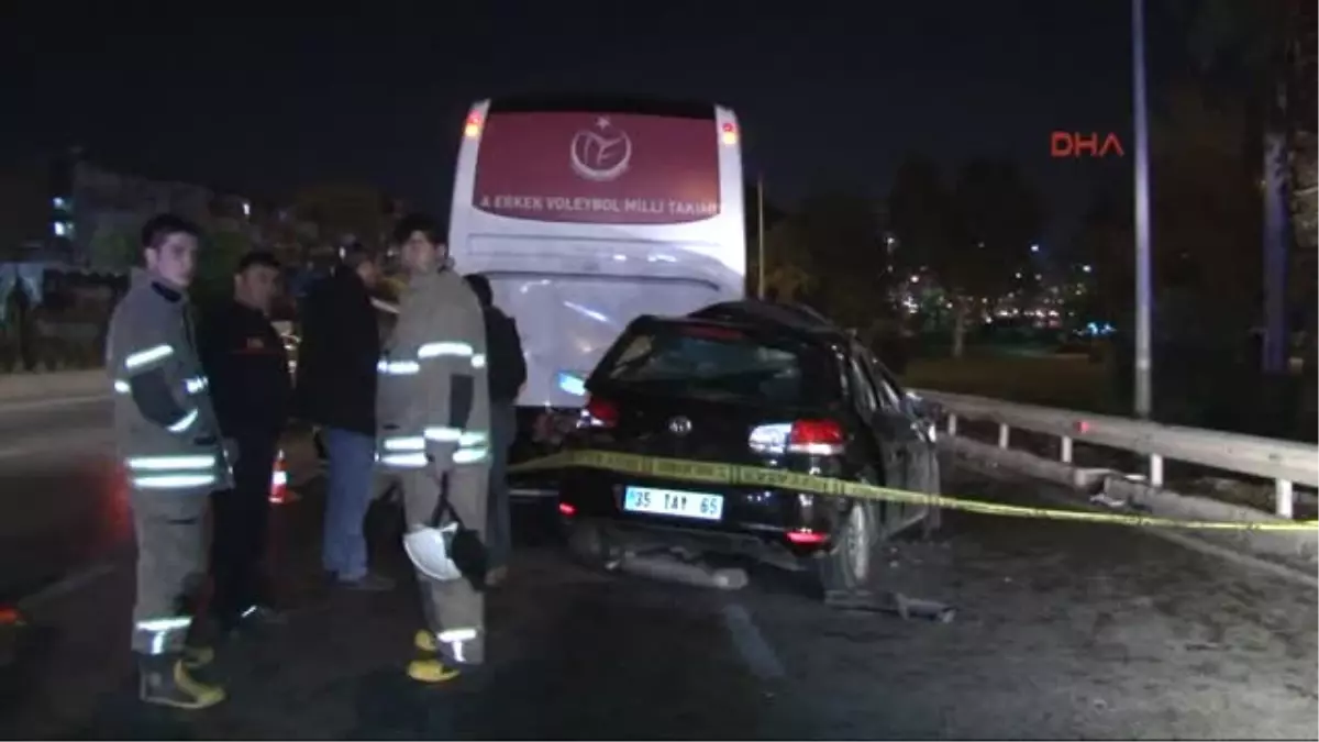 Izmir - Arıza Yapan Otobüse Arkadan Çarpan Otomobilin Sürücüsü Öldü