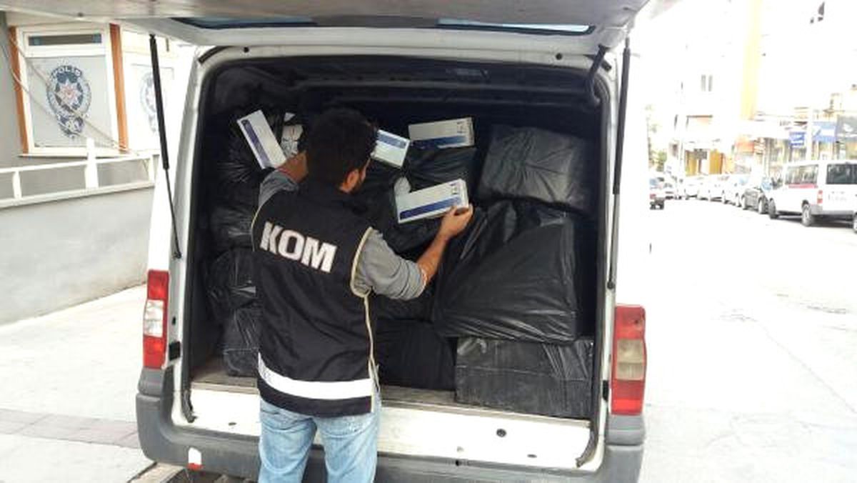 İzmir\'de 25 Bin Paket Kaçak Sigara Ele Geçirildi