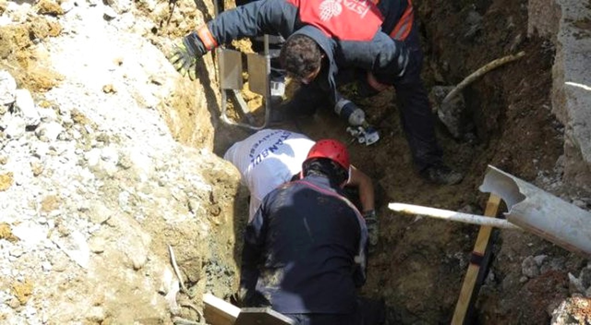 Kadıköy\'de Göçüğün Olduğu Alanda Çalışmalar Sürüyor