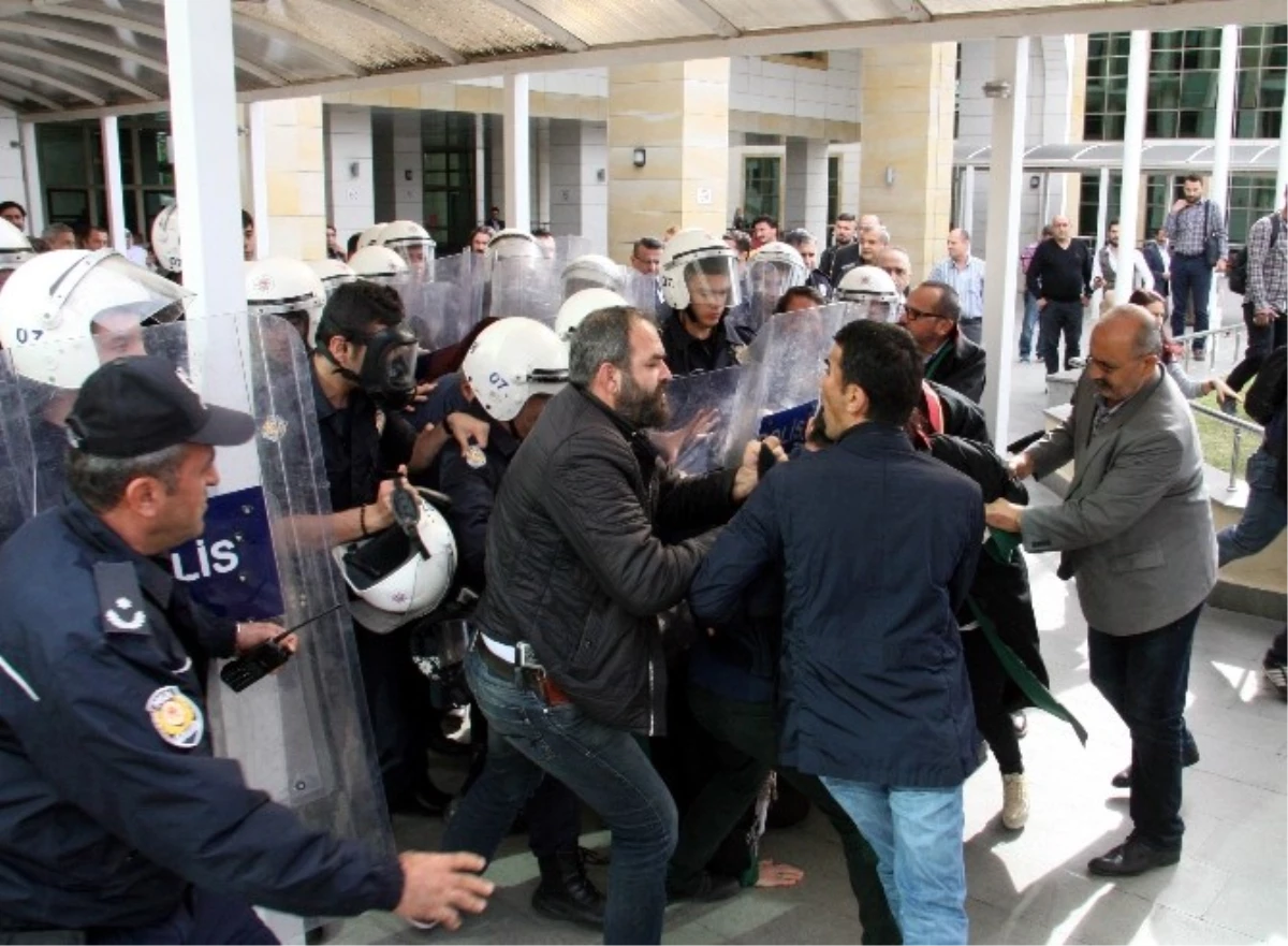 Kapatılan Çağdaş Hukukçular Derneği Üyelerinin İzinsiz Eylemine Polis Müdahalesi