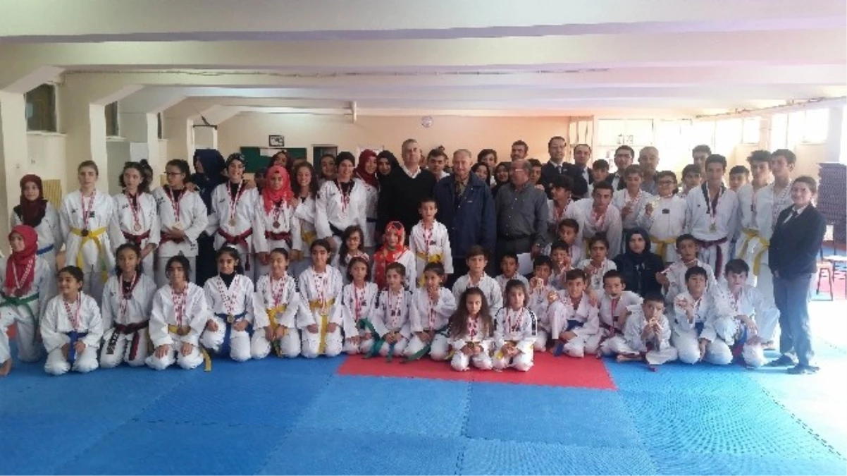 Konya\'da Tekvando Pumse Atatürk Şampiyonası Yapıldı