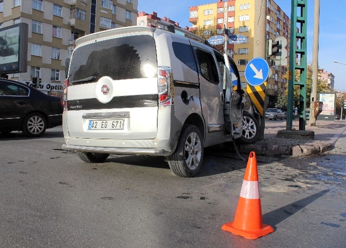 Konya\'da Trafik Kazası: 3 Yaralı