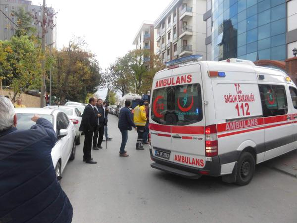 Kuryenin Getirdiği Paket Patladı; 3 Yaralı (1)