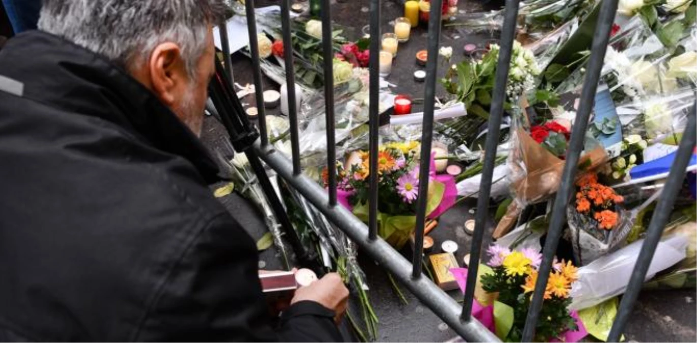 Paris Terör Kurbanlarını Andı