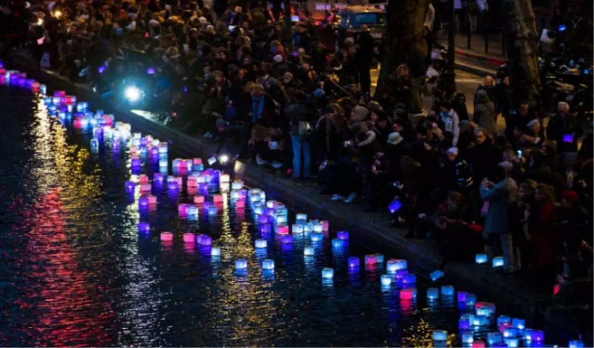 Paris Terör Kurbanlarını Andı