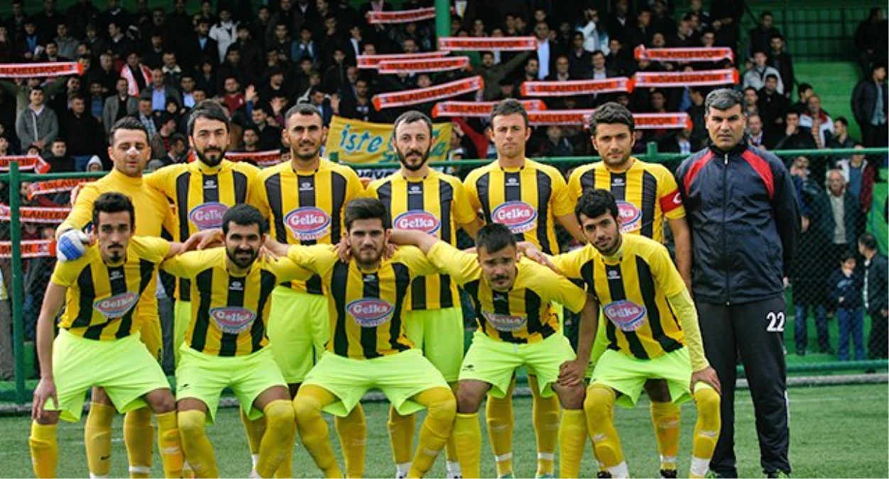 Suriyeliler ile İslahiyespor Oyuncuları Dostuk Maçında Buluştu