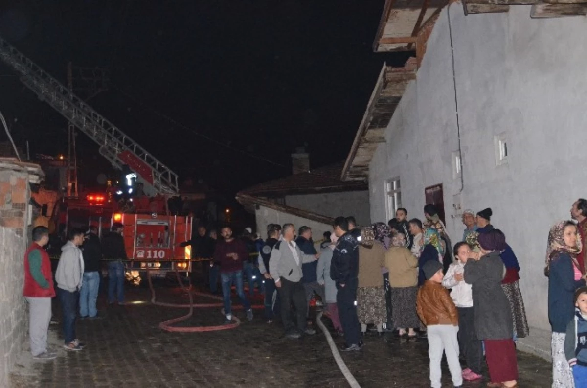 Tosya\'da 3 Katlı Binanın Çatısında Çıkan Yangın Korkuttu