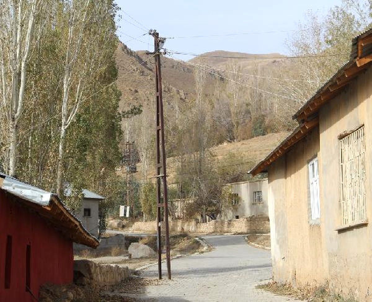 Yol Genişledi, Direkler Ortada Kaldı