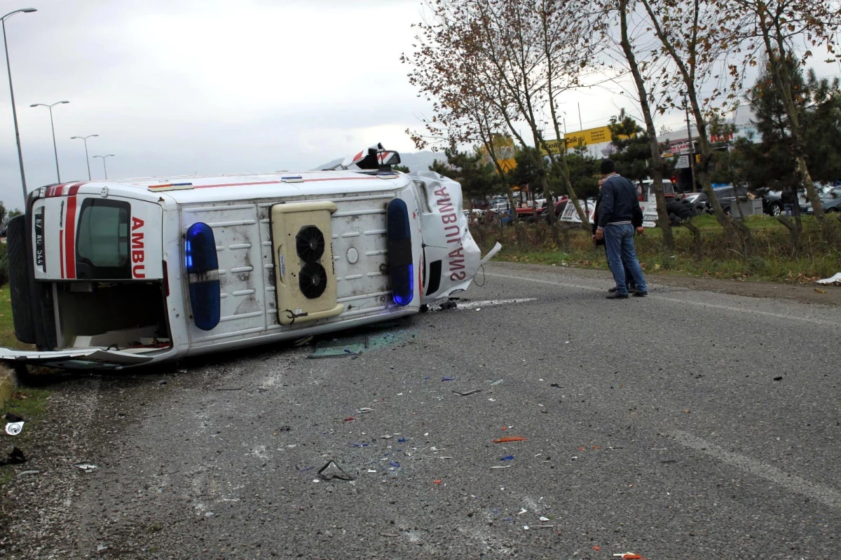 Zonguldak\'ta Ambulans ile Otomobil Çarpıştı: 5 Yaralı