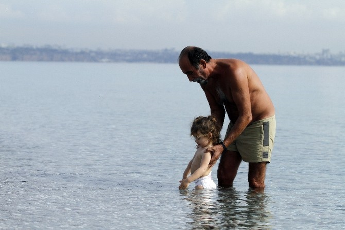 Antalya\'da Kasım Ayının Ortasında Güneşi Gören Denize Koştu