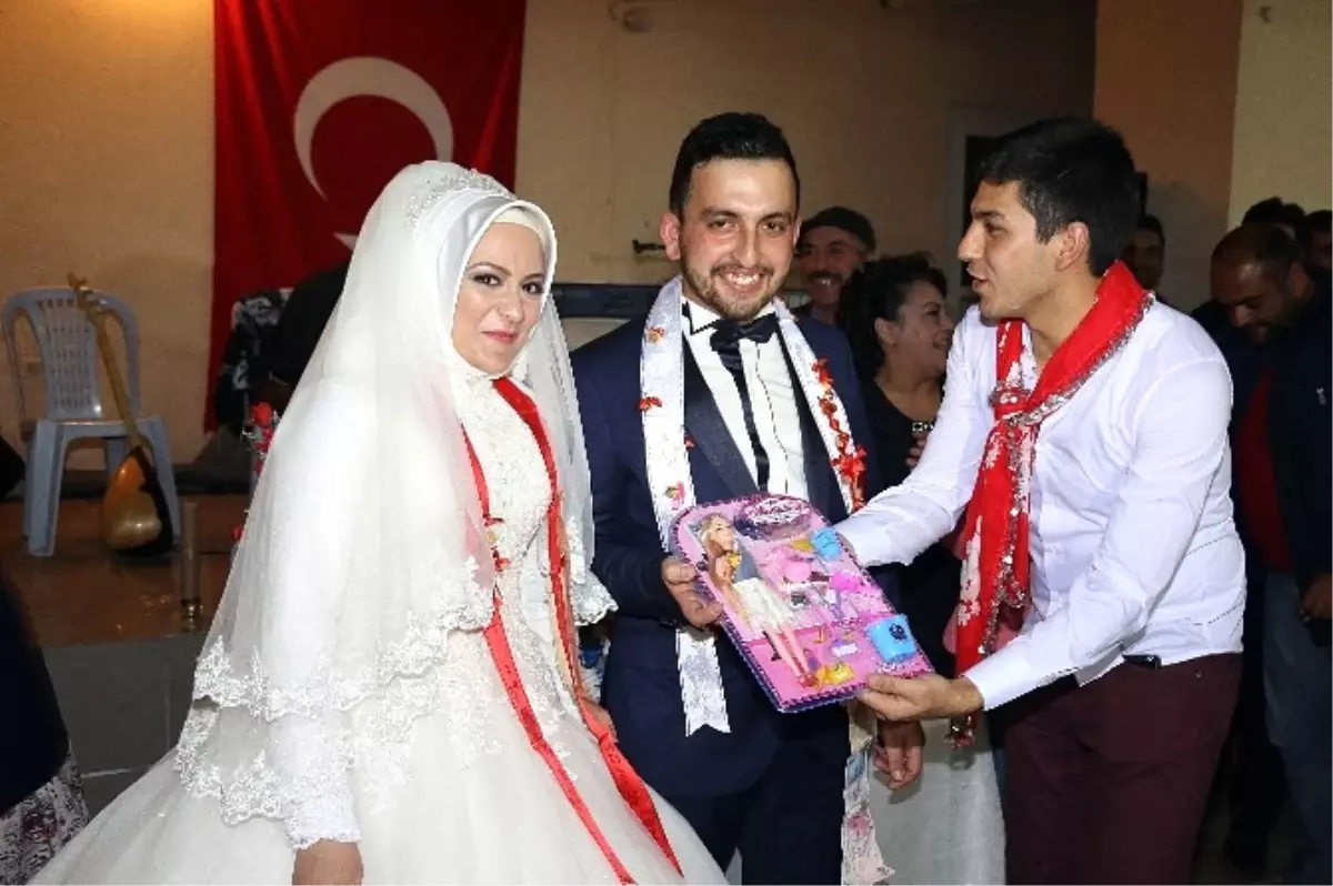 Arkadaşlarından Damat ve Geline Barbi Bebek ve Emzik