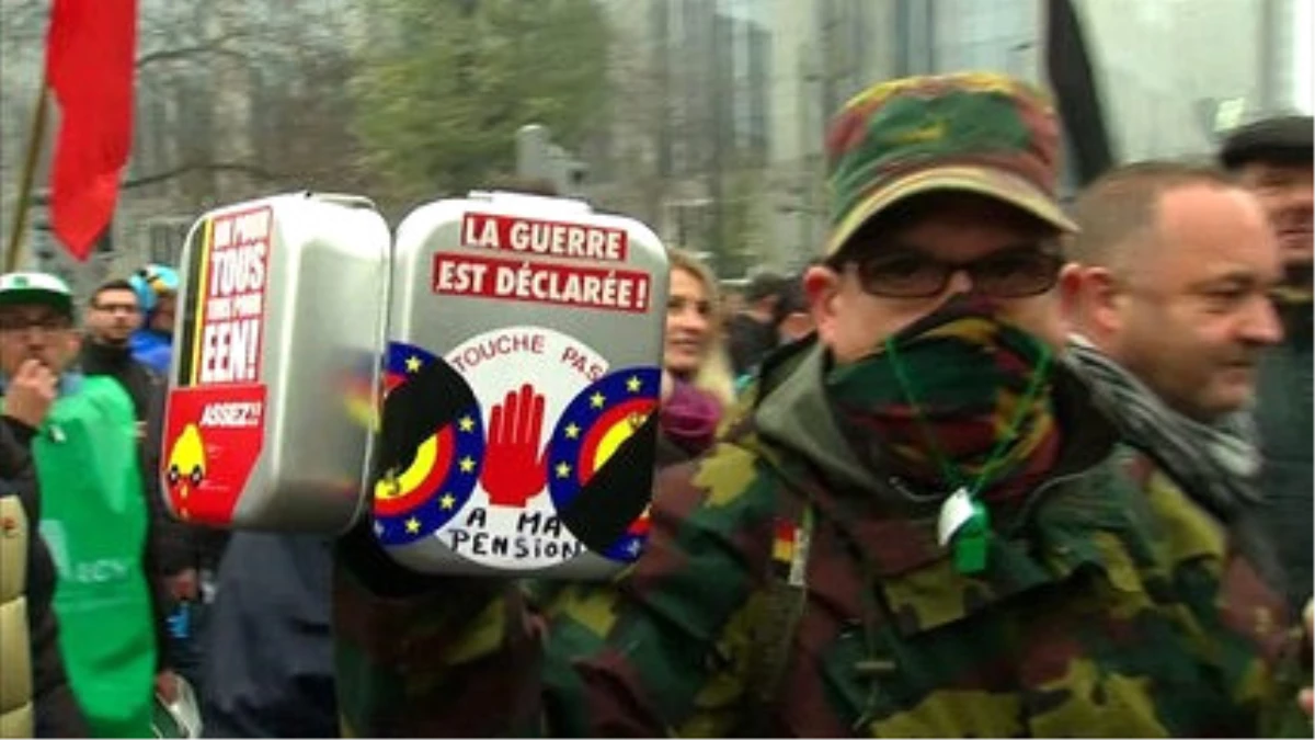 Belçika\'da Polisten Askere Göz Yaşartıcı Gaz