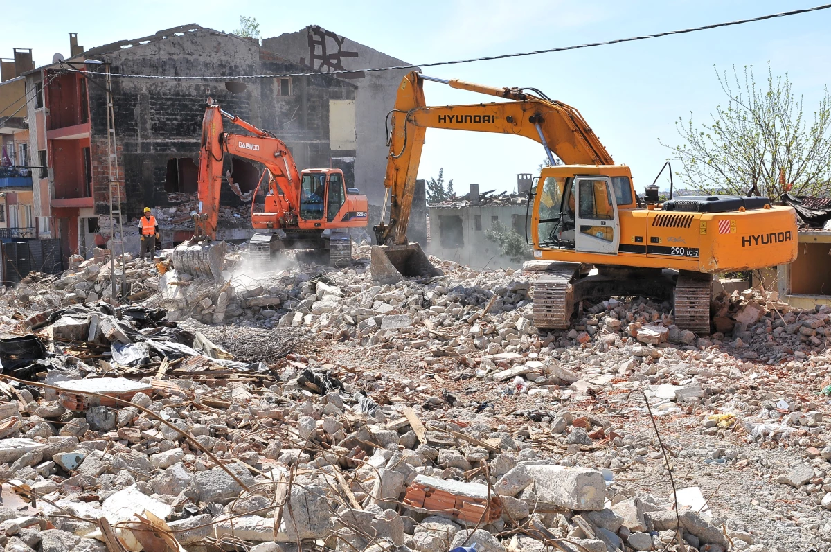 Bitlis\'te Atıl Durumdaki Otogar Binası Yıktırıldı
