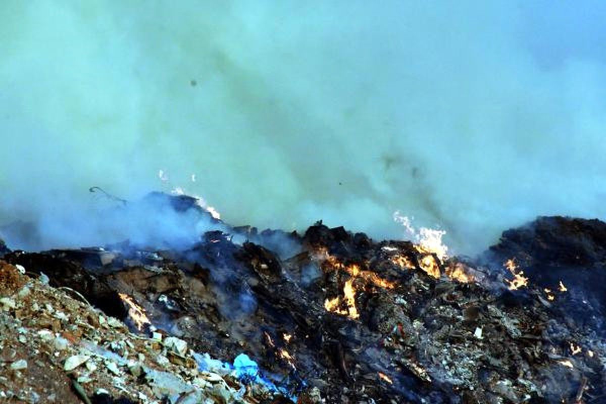 Yangın Bodrum'u Dumana Boğdu, İşe Gitmeye Çalışanlar Zor Anlar Yaşadı