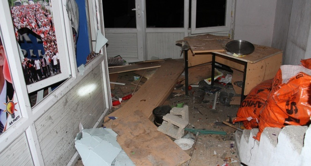 Dha Yurt: AK Parti İlçe Binasına El Bombalı Saldırı