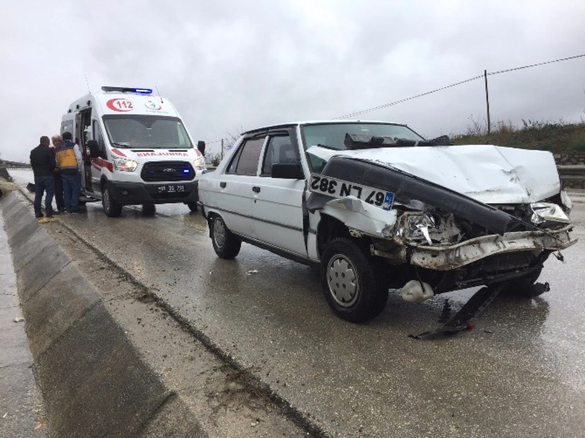 Düzce-Akçakoca Yolunda Kaza: 1\'i Bebek 3 Yaralı