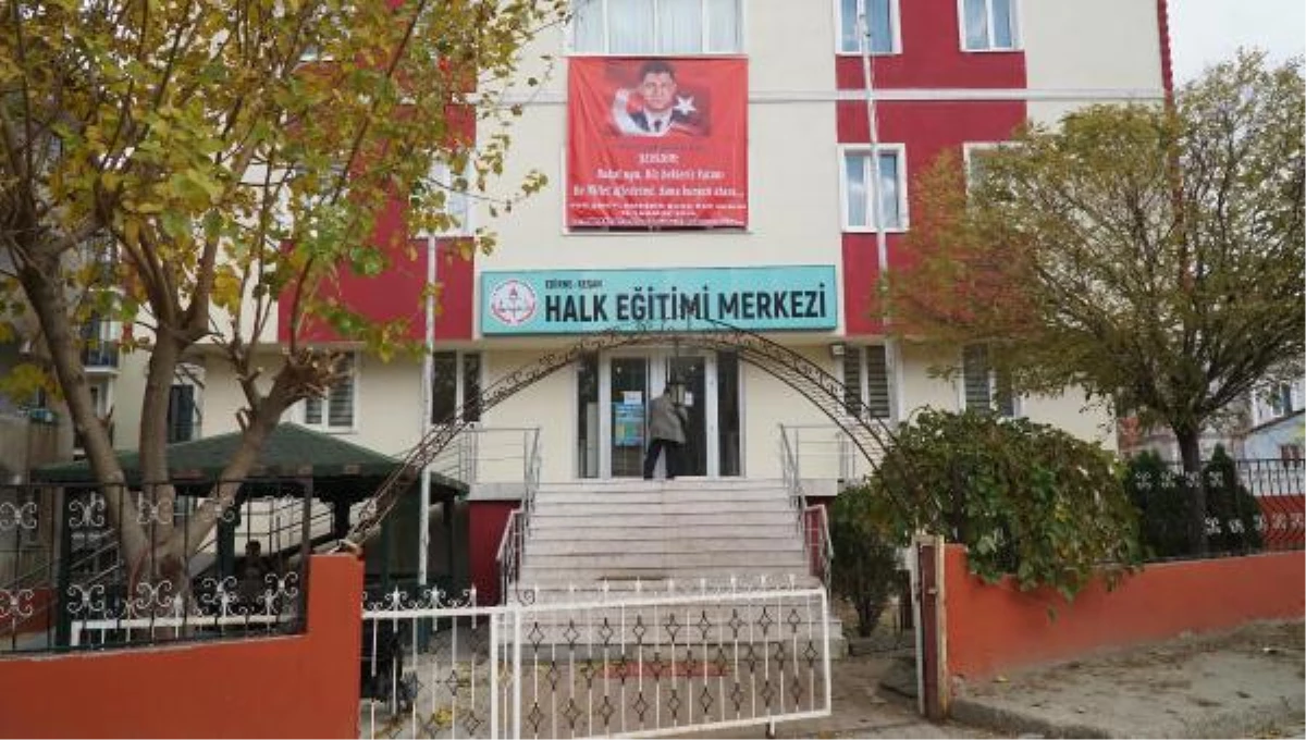 Eski Fetö Yurduna Şehit Halisdemir Afişi