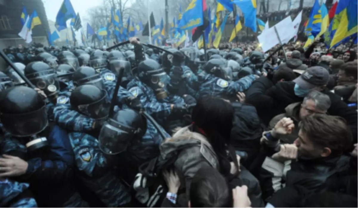 Kiev\'in Merkezinde Protesto Gösterileri Başladı