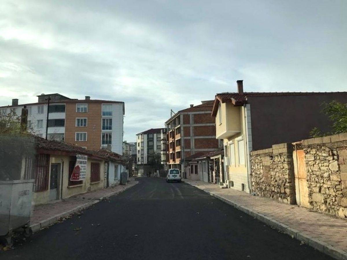 Kırklareli\'nde Sıcak Asfalt Serimi Devam Ediyor