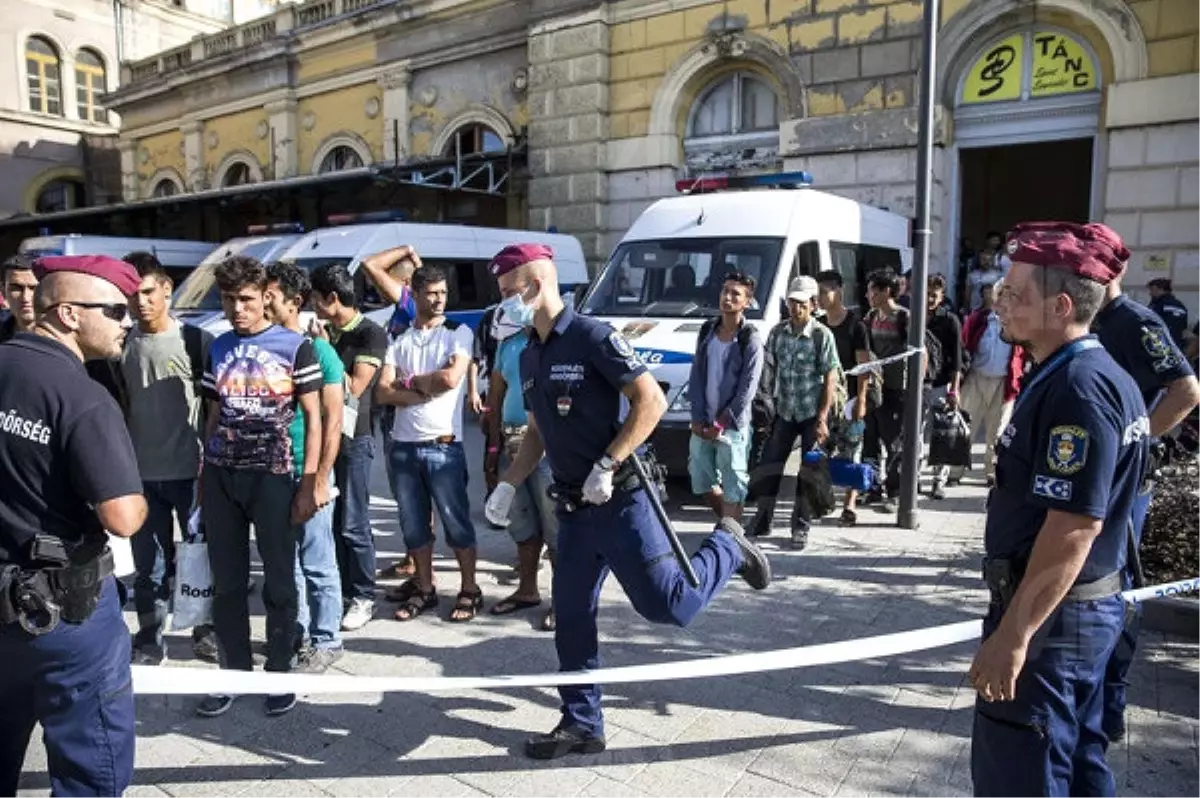 Macaristan\'da Aşırı Sağcı Gruba Polis Baskını