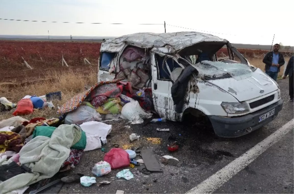 Mevsimlik İşçileri Taşıyan Minibüs Takla Attı: 11 Yaralı