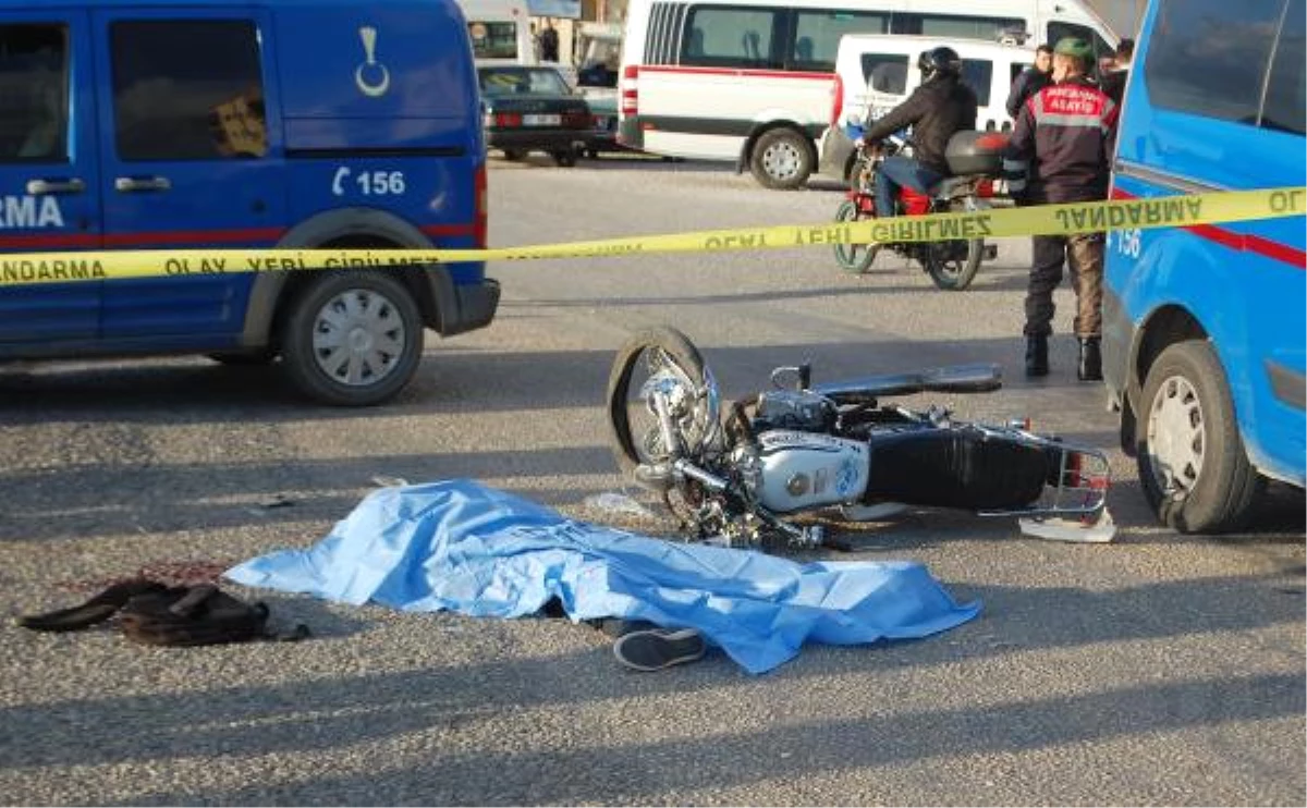 Motosikletiyle Kamyonete Çarpan Liseli Öldü, Arkadaşı Yaralandı