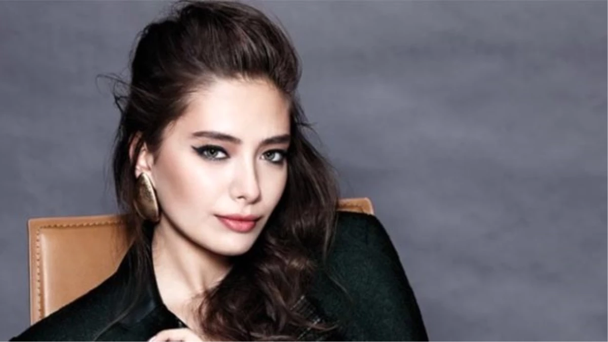 Neslihan Atagül'ün Büyüleyici Altın Kelebek Stili