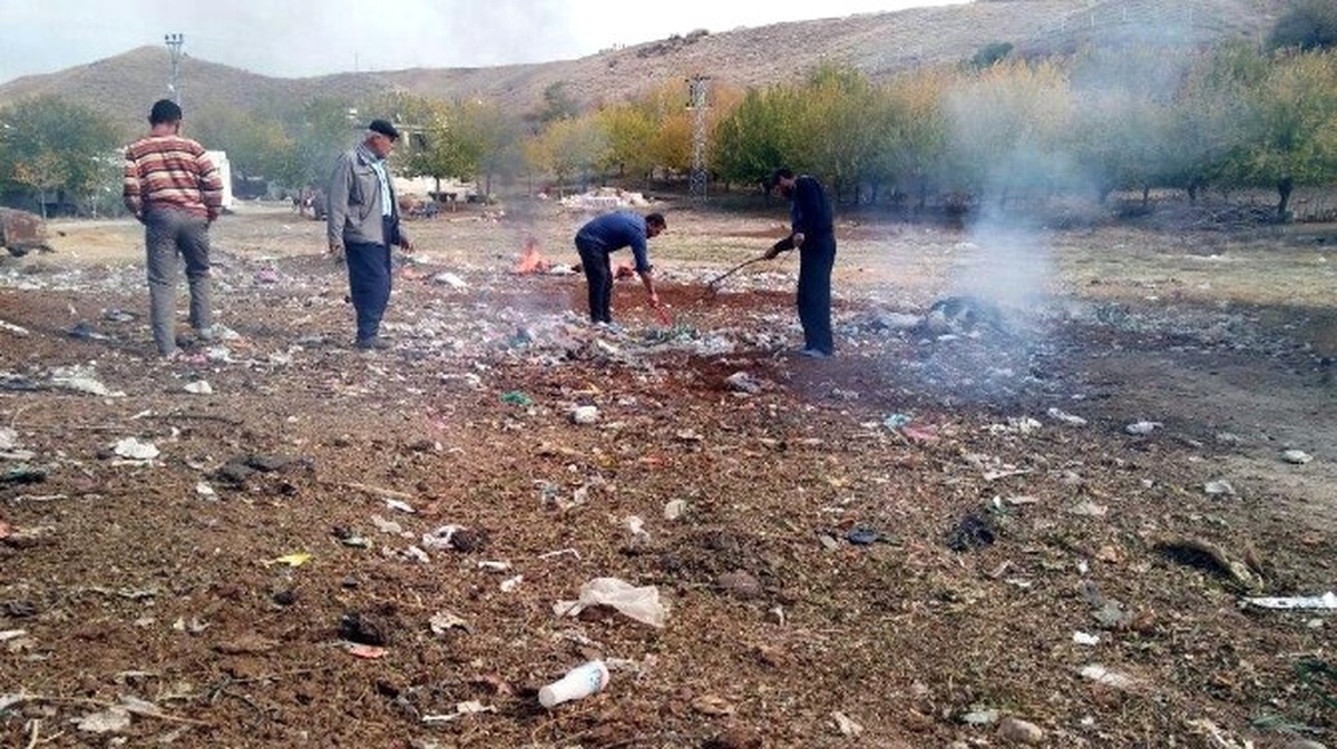 Sınıf Öğretmeni ve Köylüler El Ele Verip Köyü Temizledi