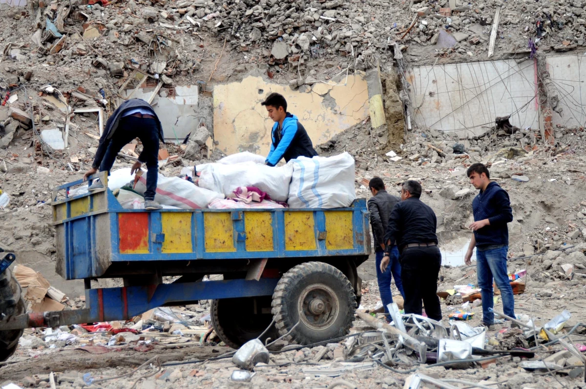 Şırnaklılar Enkaz Arasında Eşyalarını Arıyor