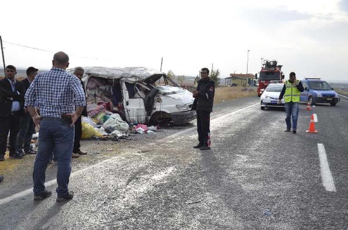 Tarım İşçilerini Taşıyan Minibüs Devrildi: 11 Yaralı