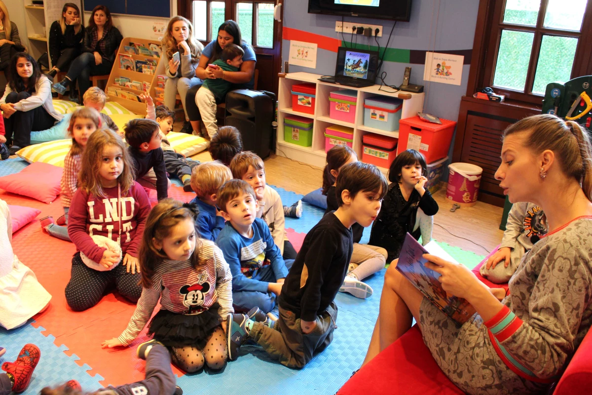 Tuğba Ünsal Çocuklara Kitap Sevgisini Aşılıyor