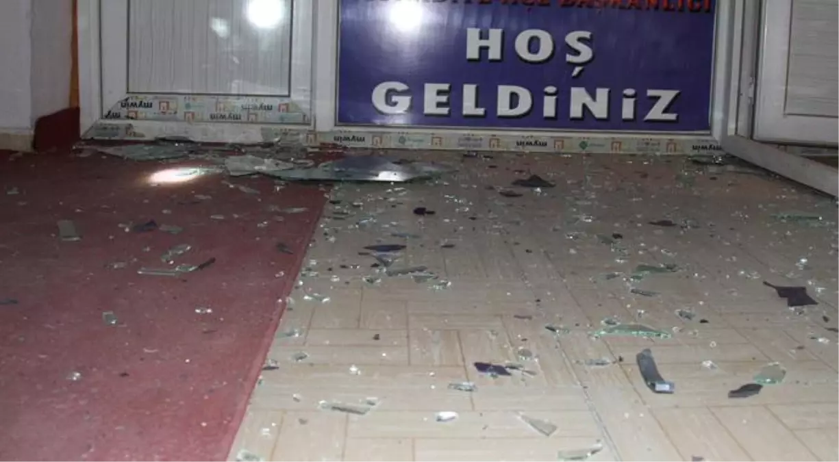 Van\'da AK Parti Muradiye İlçe Binasına El Bombalı Saldırı (2)