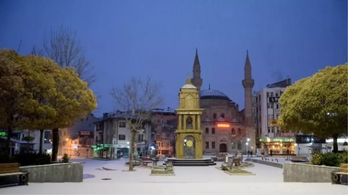 Aksaray\'a Mevsimin İlk Karı Yağdı