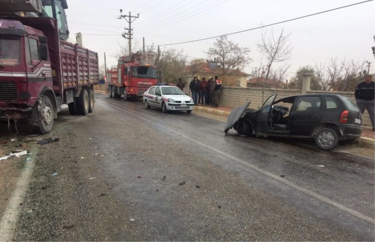 Aksaray\'da Kamyon ile Otomobil Çarpıştı: 1 Ölü, 1 Yaralı