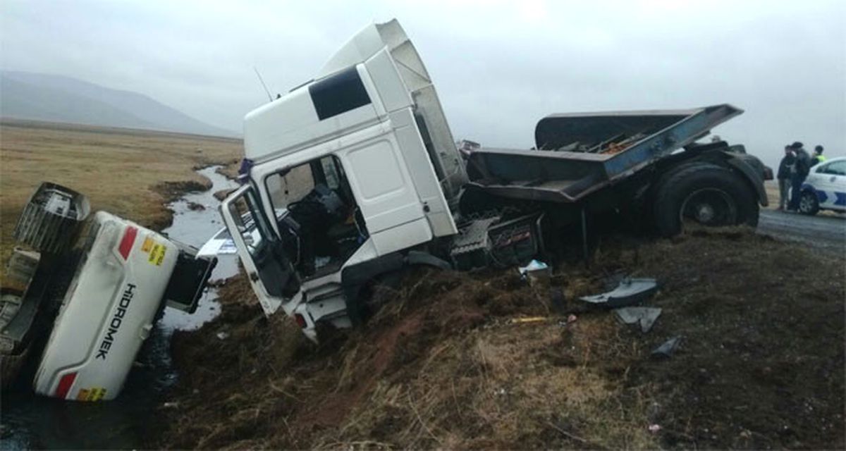 Ardahan\'da Trafik Kazası: 2 Yaralı